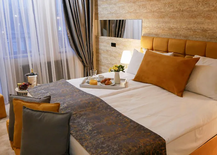 Riverside Boutique בנסקו